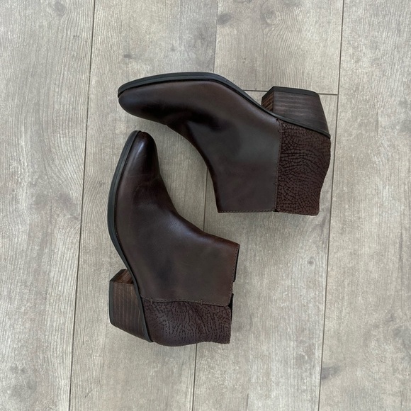 Clarks Artisan Deep Brown Ankle Booties Women’s size 7.5 - Picture 4 of 14